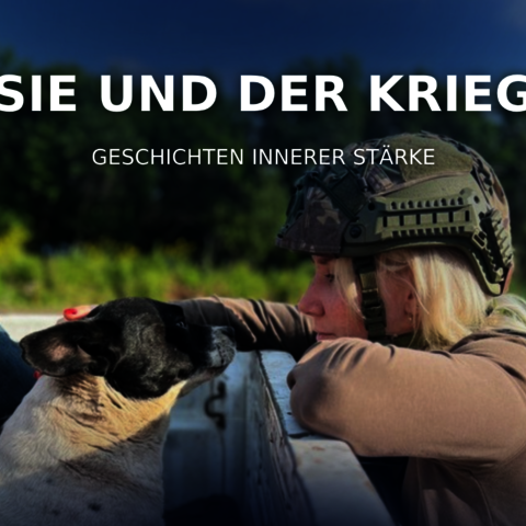 Soldatin an einem Zaun streichelt einen Hund.