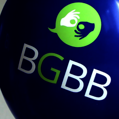 Zwei blaue Luftballons mit Aufdruck "BGBB" und zwei-Hände-Piktogramm für Gebärdensprache.