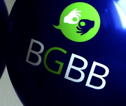 Zwei blaue Luftballons mit Aufdruck "BGBB" und zwei-H&auml;nde-Piktogramm f&uuml;r Geb&auml;rdensprache.