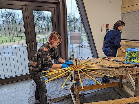F&Ouml;J-lerin flechtet einen Storchenkorb