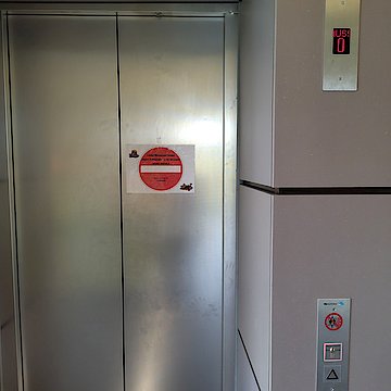 Fahrstuhl mit Warnhinweisschild: Fahrstuhl defekt, wir bitten um Verst&auml;ndnis