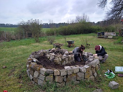 F&Ouml;J-lerinnen bauen aus Natursteinen eine Kr&auml;uterspirale.